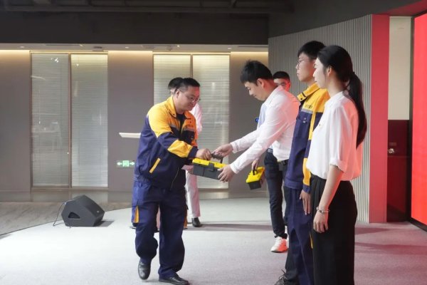 国内靠谱股票配资论坛 普陀区国资系统“七一”主题座谈会激励党员干部集结攻坚